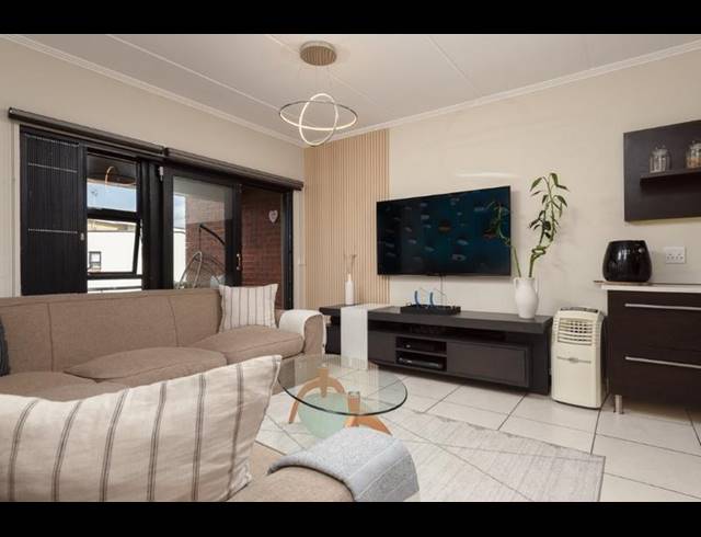 2 BEDROOM TOWNHOUSE FOR SALE IN GLENVISTA